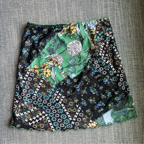 Urban Outfitters mini floral skirt - Picture 1 of 3